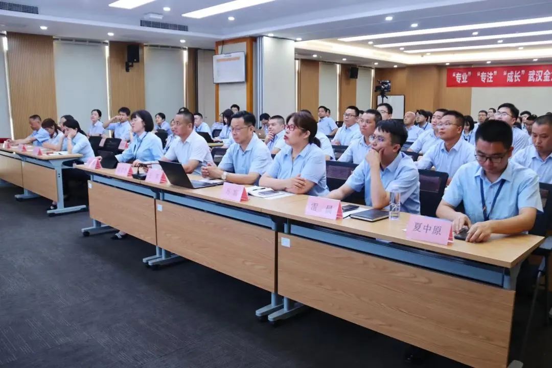 “專業(yè) 專注 成長”武漢金龍2022半年度經(jīng)營生產(chǎn)總結(jié)會(huì)圓滿舉行